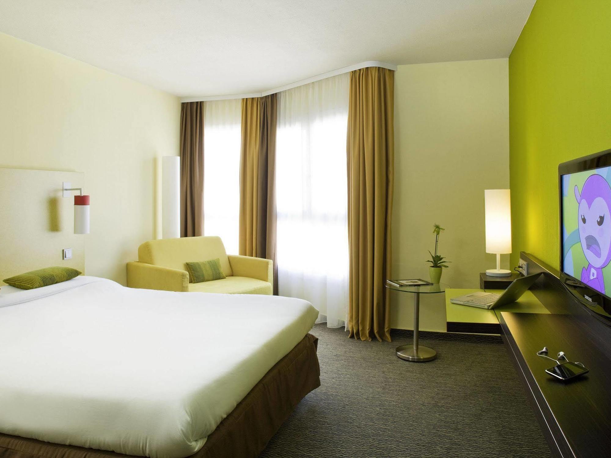 Ibis Styles Nice Centre Port Exterior photo